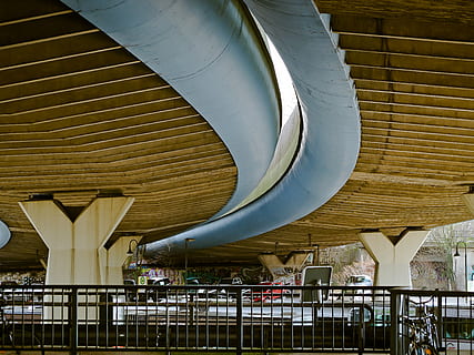 die Architektur, Brücke, Strukturen, Straße, Übergang, Düsseldorf, Kreuzung, schwingen, Untersicht, Beton, Struktur, Stadt, städtisch, gebaute Struktur, Gebäudehülle, Tag, keine Leute, Decke, Verbindung, Flachwinkelansicht, modern, Natur, Transport, Metall, Brücke - künstliche Struktur, draußen, Reiseziele, Reise, Gebäude, architektonische Säule, 4K, CC0, gemeinfrei, lizenzfrei