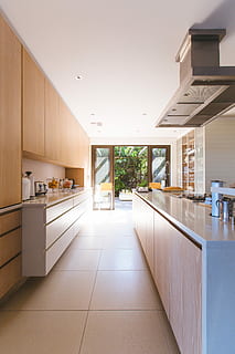 blanco, de madera, isla de cocina, armarios de alacena, puerta de panel de vidrio, beige, mueble de cocina, dentro, habitación, diseño de interiores, diseño de cocina, interior de la cocina, cocina, interior, adentro, arquitectura, cuarto doméstico, ausencia, moderno, nadie, piso, vacío, estructura construida, casa, lavabo, edificio, ventana, techo, azulejo, suelo de baldosas, mueble, interior de la casa, cocina domestica, lujo, limpiar, 5K, CC0, dominio público, libre de derechos