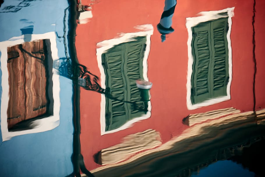 pintura, rojo, edificio, ventana de madera verde, agua, obturador, reflexión, casa, arquitectura, colgando, nadie, exterior del edificio, día, estructura construida, pintar, ropa, vista de ángulo bajo, al aire libre, naturaleza, pared - característica de la construcción, multi color, creatividad, texto, ventana, Arte y artesanía, 5K