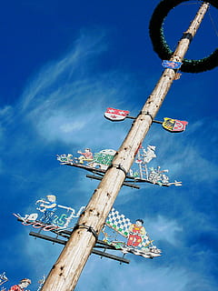 Baum, Bayern, Birke, Brauch, Zoll, Gewohnheit, verziert, Himmel, Jahrmarkt, kann, Maibaum, Markt, Tourismus, Tradition, Urlaub, Flachwinkelansicht, Natur, Tag, Blau, wolke - himmel, keine Leute, draußen, Holz - Material, Kunst, Kultur und Unterhaltung, gebaute Struktur, die Architektur, Sonnenlicht, Vergnügungspark, Kommunikation, Freizeitpark Achterbahn, Pole, hängend, große Höhe, 1080P, CC0, gemeinfrei, lizenzfrei