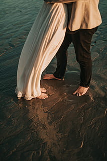 mężczyzna, kobieta, na stojąco, płytki, ciało, woda, fotografia zaręczynowa, bosonogi, błoto, para, piasek, plaża, ocean, ludzie, niska sekcja, prawdziwi ludzie, ludzka noga, część ciała, część ludzkiego ciała, wylądować, dorosły, kobiety, styl życia, spędzania wolnego czasu, boso, Natura, dzień, na dworze, ludzka stopa, 5K, CC0, domena publiczna, darmowe zdjęcia