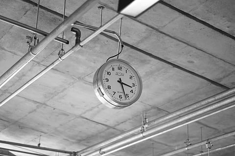 runden, grau, rostfrei, Stahl Analoguhr, anzeigen, 3:22, Weiß, gerahmt, Analoge Uhr, hängend, Rohr, Zeit vergeht, Uhr, drinnen, Zeit, keine Leute, Ziffernblatt, Flachwinkelansicht, Richtigkeit, Nummer, Instrument der Zeit, Minutenzeiger, Wanduhr, Uhrzeiger, Wandbau - Funktion, Decke, Metall, Eisenbahnstation, Tag, die Architektur, 4K, CC0, gemeinfrei, lizenzfrei