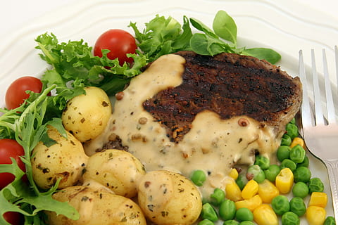 lavede mad, fad, hvid, keramisk, plade, ved siden af, sølvfarvet gaffel, appetit, grill, bøf, kalorier, Catering, cellulite, kolesterol, tæt på, madlavning, majs, køkken, kulinarisk, kost, aftensmad, spise, hurtig, fitness, mad, gaffel, pynt, sundhed, urter, sulten, frokost, måltid, kød, ernæring, ærter, kartofler, protein, restaurant, salat, slank, slankende, snack, tomat, grøntsager, vægt, mad og drikke, grøntsag, sund kost, friskhed, velvære, frugt, klar til at spise, portionsstørrelse, kartoffel, stilleben, ingen mennesker, indendørs, forberedt kartoffel, urt, 2K, CC0, offentligt domæne, royaltyfrie