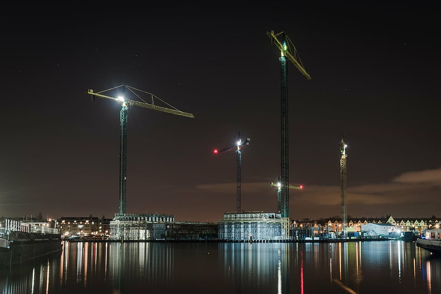 gru a torre, corpo, acqua, vista, città, notte, architettura, edifici, infrastruttura, cielo, luci, gru, grattacielo, costruzione, illuminato, riflessione, lampione, industria, porto, nessuno, all'aperto, struttura costruita, esterno dell'edificio, natura, fiume, macchinario, lungomare, attrezzatura per l'illuminazione, alto - alto, mezzi di trasporto, sviluppo, attrezzatura da costruzione, 2K