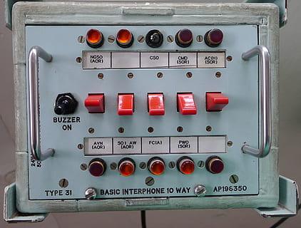 samtaleanlæg, telefon, meddelelse, opkalds, tale, kontrolpanel, kontrollere, teknologi, udstyr, kontakt, industri, sikkerhed, trykknap, skilt, tæt på, elektricitet, ingen mennesker, beskyttelse, advarselsskilt, metal, indendørs, brændstof og elproduktion, tekst, fabrik, Strømforsyning, elektrisk udstyr, forbindelsesblok, 2K, CC0, offentligt domæne, royaltyfrie