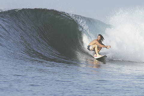 mand, hvid, surfbræt, bølge, mennesker, surf, bølger, ocean, hav, strand, ferie, eventyr, hobby, sport, bevægelse, en person, vandfald, sprøjt, kun voksne, vand, skønhed, udendørs, fuld længde, ung voksen, voksen, natur, fritidsaktivitet, vitalitet, livsstil, sjovt, tøj, nydelse, dag, frihed, 5K