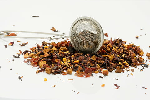 braun, schwarz, getrocknet, Blatt, Filter, Teezeit, Getränk, Geschirr, heisses Getränk, Früchtetee, Teemischung, mischen, Tee-Ei, weißer Hintergrund, Studioaufnahme, drinnen, keine Leute, trocken, Nahansicht, Stillleben, Pflanzenteil, Essen und Trinken, würzen, Wohlbefinden, Herbst, Fülle, Tabelle, Tee, Lebensmittel, Teeblätter, getrocknetes Essen, Metall, 2K, CC0, gemeinfrei, lizenzfrei