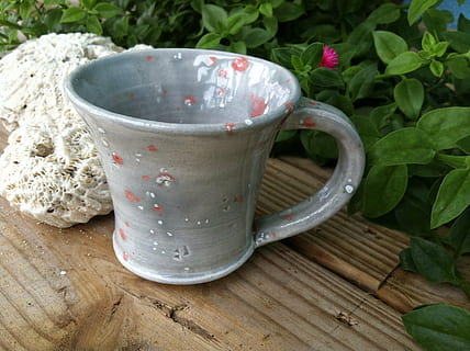 boccale, ceramica, tazza, terracotta, gettato, fatto a mano, grigio, Smalto, glassa di cristallo, cibo e bevande, tavolo, avvicinamento, bere, rinfresco, legno - materiale, nessuno, freschezza, giorno, natura morta, pianta, natura, vista dall'alto, attrezzature domestiche, foglia, bicchiere, in casa, motivo floreale, vasellame, 2K, CC0, dominio pubblico, privo di copyright