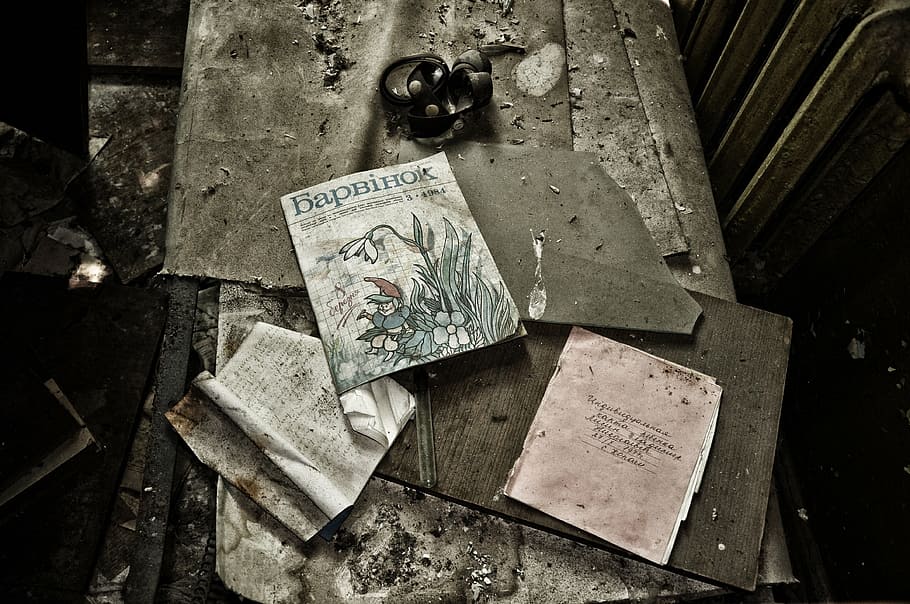 Pripyat, Tjernobyl, ingen mennesker, indendørs, gammel, papir, træ - materiale, forladt, høj vinkel visning, metal, beskadiget, meddelelse, tæt på, rodet, tekst, forældet, stilleben, arkitektur, kørt ned, dag, historie, boks, 4K