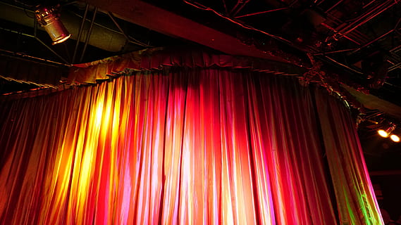 roter Vorhang, Licht, Bühne, schließen, Performance, Unterhaltung, Musik-, Konzert, Ausrüstung, Veranstaltung, Leben, klingen, Show, Technologie, Frau, Studio, Rock, Scheinwerfer, Mikrofon, Hand, Bühnenbeleuchtung, Beleuchtung, Nachtclub, weiblich, Farbe, Musical, elektronisch, Musiker, Gitarre, Theater, elektrisch, rot, mic, Instrument, Nachtleben, schwarz, Vorhang, Textil-, drinnen, keine Leute, beleuchtet, Nacht-, Lichtanlage, Bühne - Aufführungsraum, hängend, Flachwinkelansicht, Muster, Kunst, Kultur und Unterhaltung, Hintergründe, pinke Farbe, mehrfarbig, Decke, 5K, CC0, gemeinfrei, lizenzfrei