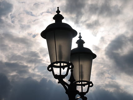 lanterne, aften, lamper, himmel, uklarhed, skyer, belysning, sky - himmel, belysningsudstyr, lav vinkel visning, silhuet, udendørs, gadebelysning, natur, ingen mennesker, gade, solnedgang, skumring, arkitektur, bygget struktur, dag, elektrisk lys, gaslys, overskyet, lys, elektrisk lampe, udsmykkede, 2K, CC0, offentligt domæne, royaltyfrie