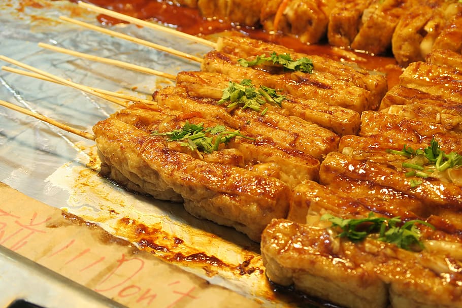 rostit, tofu, menjar, menjar i beguda, natura morta, llest per menjar, frescor, a l'interior, primer pla, cap gent, taula, vista d’angle alt, carn, enfocament selectiu, mida de la porció, menjar poc saludable, indulgència, safata, en fila, centrar-se en primer pla, temptació, berenar, 5K