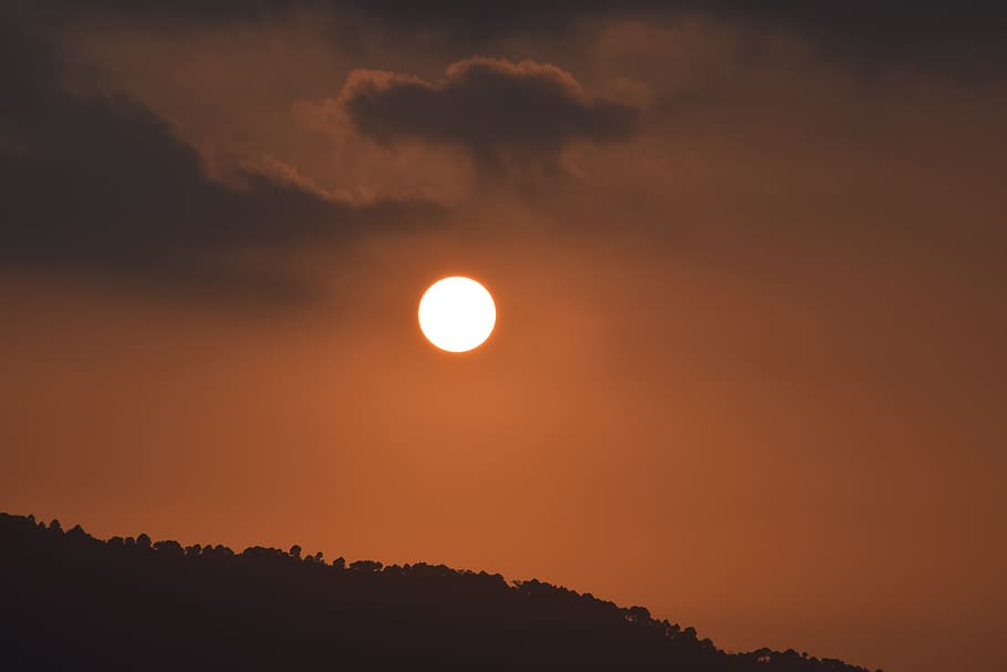 solnedgang, utsikt over åsene, høyde, fjell, sol, reise, kveld, skog, scene, dal, natur, himmel, landskap, grønn, sollys, eventyr, solfylt, sommer, skjønnhet i naturen, naturskjønnhet - natur, ro, rolig scene, ingen folk, sky - himmel, idylliske, dramatisk himmel, oransje farge, utendørs, astronomi, miljø, sirkel, geometrisk form, form, formørkelse, 5K