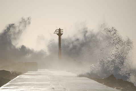 capture d'écran du jeu vidéo, Arashinami, être rude, phare, sublime, typhon, la nature, eau, mouvement, beauté dans la nature, personne, ciel, journée, architecture, éclaboussures, vague, paysages - nature, mer, pouvoir dans la nature, en plein air, Puissance, rupture, brouillard, la communication, pulvérisation, 4K, CC0, domaine public, libre de droits