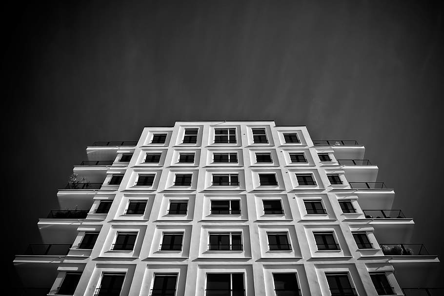 Basso, vista d'angolo, costruzione, architettura, vivere, facciata, casa, finestra, immobiliare, prospettiva, grattacielo, città, balcone, Düsseldorf, urbano, centro, bianca, architettura moderna, residenza, moderno, case, facciata della casa, soggiorno, grattacieli, alto, nero bianco, drammatico, struttura costruita, esterno dell'edificio, appartamento, scena urbana, bianco e nero, Inquadratura dal basso, nessuno, notte, illuminato, quartiere residenziale, cielo, di fila, alto - alto, modello, natura, all'aperto, attrezzatura per l'illuminazione, 4K