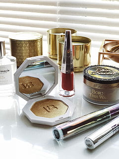 sort sminke, assorteret, kosmetik flaske, hvid, vinduesgardiner, makeup, spejl, kompakt, guld, toiletbord, stilleben, indendørs, bord, ingen mennesker, mad og drikke, beholder, mad, skønhedsprodukt, drikke, valg, tæt på, kaffe, malet kaffe, sødt mad, kaffe - drikke, forfriskning, kaffekop, kop, krus, bagt, bakke, porcelæn, 4K, CC0, offentligt domæne, royaltyfrie