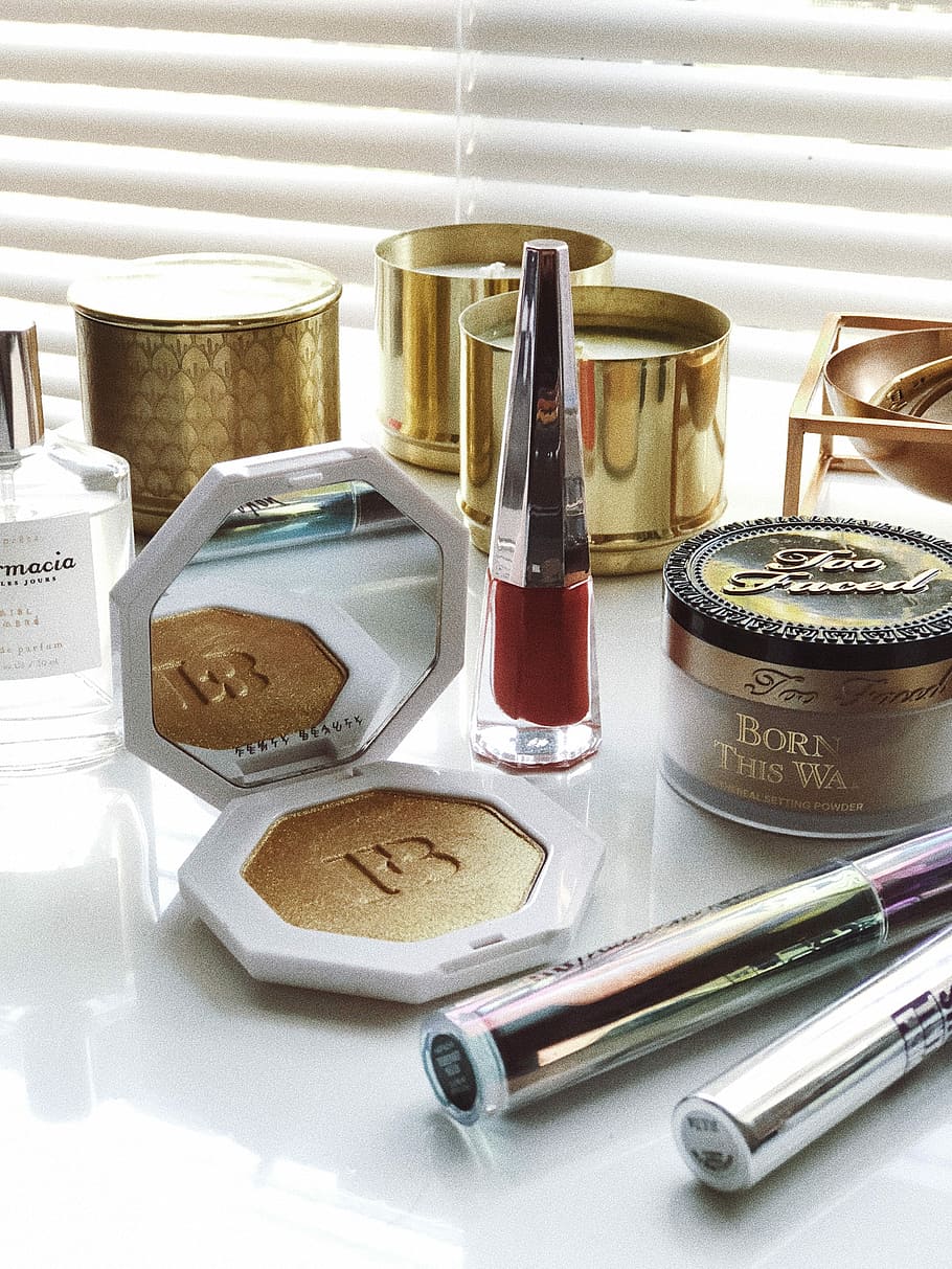 sort sminke, assorteret, kosmetik flaske, hvid, vinduesgardiner, makeup, spejl, kompakt, guld, toiletbord, stilleben, indendørs, bord, ingen mennesker, mad og drikke, beholder, mad, skønhedsprodukt, drikke, valg, tæt på, kaffe, malet kaffe, sødt mad, kaffe - drikke, forfriskning, kaffekop, kop, krus, bagt, bakke, porcelæn, 4K