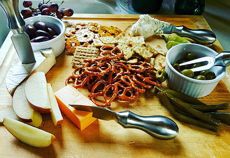 formatge, pomes, aperitiu, menjar, vegetals, frescor, taula, menjar i beguda, gourmet, cap gent, tomàquet, alimentació saludable, sopar, placa, llest per menjar, a l'interior, natura morta, pasta, menjar italià, vista d’angle alt, estri de cuina, benestar, indulgència, producte diari, utensili per menjar, bol, temptació, berenar, 1080P, CC0, domini públic, lliure de regalies