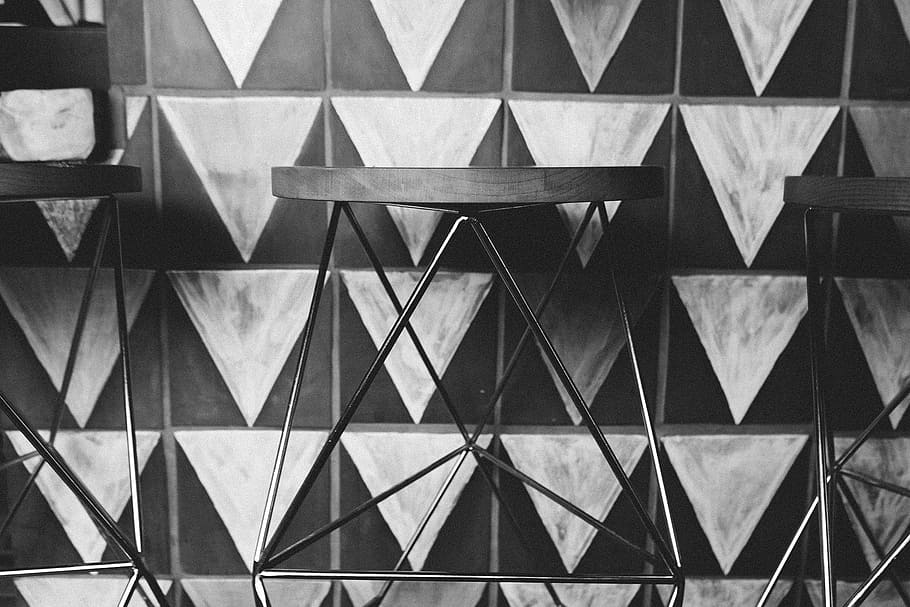negre, tamboret de bar, al costat, paret, tamboret, cadira, triangular, patró, blanc i negre, barra, mobles, interior, disseny, estil, decoració, marc complet, fons, estructura construïda, arquitectura, cap gent, forma, metall, exterior de l'edifici, característica arquitectònica, repetició, forma geomètrica, dia, textura, funció de construcció de parets, forma de triangle, vista d’angle baix, edifici, sostre, arquitectura i art, sòl de rajoles, directament a sota, 1080P