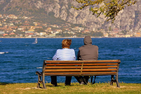 Mann, Frau, Sitzung, Ruhe, Karosserie, Wasser, Einsamkeit, Paar, Alten, denken, Berg, Landschaft, See, Rückansicht, zwei Menschen, Zusammengehörigkeit, Männer, Erwachsene, Freizeitbeschäftigung, Paar - Beziehung, Verbindung, positive Emotionen, Liebe, Natur, heterosexuelles Paar, Emotion, Lebensstile, Entspannung, Pflanze, Arm um, draußen, 5K, CC0, gemeinfrei, lizenzfrei