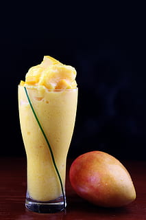 vaso, mango, sacudir, bebida, zalamero, comida y bebida, comida, frescura, alimentación saludable, adentro, naturaleza muerta, fondo negro, Fruta, de cerca, bienestar, mesa, nadie, foto de estudio, manzana - fruta, centrarse en primer plano, refresco, listo para comer, amarillo, tentación, bocadillo, 5K, CC0, dominio público, libre de derechos