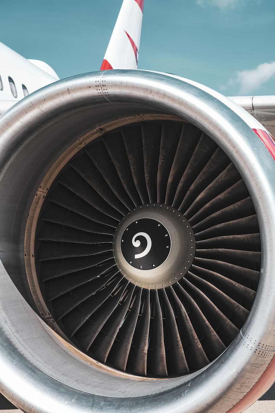 gris turbulent, avió de línia turbulenta, avió, turbina, jet, motor, Boeing 777, ombra, ge ge90-94b, elèctric general, màquina gran, endins, línia aèria austríaca, vehicle aeri, manera de transport, transport, dia, forma, motor de reacció, cercle, forma geomètrica, cap gent, viatjar, metall, a l'aire lliure, patró, naturalesa, cel, primer pla, aeroport, indústria aeroespacial, color plata, 5K