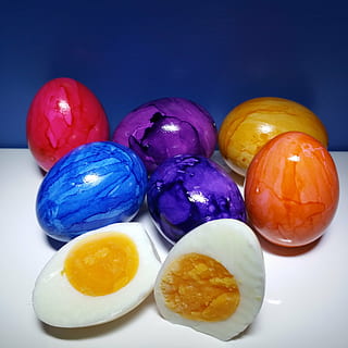ovos de Páscoa, Páscoa, colorida, ovo, pintado, corantes alimentares, Comida, comida e bebida, dentro de casa, multi colorido, ainda vida, azul, tiro do estúdio, frescura, fechar-se, ninguém, escolha, variação, grupo de objetos, bem-estar, Alimentação saudável, mesa, ovos de pascoa, celebração, roxa, 2K, CC0, domínio público, royalty free