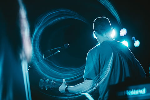 mand, iført, t-shirt wallppaer, mand spiller guitar, lys, afspejling, synge, lyse, glød, afspejle, computer business, kærlighed, performer, mikrofon, musiker, farve, scene, humør, mørk, korn, tromme, Grace Chapel, fyr, bagfra, en person, nat, herrer, voksen, indendørs, belyst, taljen op, teknologi, musik, beskæftigelse, kunstkultur og underholdning, lys - naturligt fænomen, dygtighed, videnskab, leder, glødende, ydeevne, natteliv, klub dj, 8K, CC0, offentligt domæne, royaltyfrie