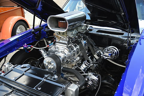 viola, veicolo, ha aperto, cappuccio, motore, motore dell'auto, da corsa, velocità, automobile, il motore, gara, cromo, metallo, energia, metallico, meccanico, settore automobilistico, auto, lucidato, hot rod, v8, asta, asta da strada, intestazioni, prestazione, chevy, Vintage ▾, motore da corsa, chevrolet, americano, retrò, spettacolo automobilistico, classico, mezzi di trasporto, modo di trasporto, veicolo terrestre, veicolo a motore, motociclo, stazionario, avvicinamento, parte del veicolo, giorno, nessuno, all'aperto, shopping, blu, macchinario, tecnologia, ruota, industria automobilistica, color argento, pulito, 5K, CC0, dominio pubblico, privo di copyright