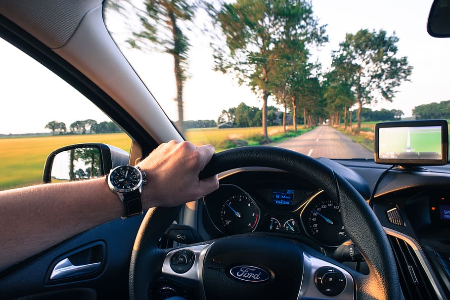 home, conduir, ford car, cotxe, navegació, velocitat, conducció de cotxes, carretera, vehicle, transport, moviment, ràpid, veure, volant, automòbil, automàtic, viatjar, trànsit, manera de transport, interior del vehicle, mà humana, interior del cotxe, vehicle terrestre, una persona, panell, parabrisa, mà, panell de control, vidre - material, part del cos humà, arbre, a l'interior, dit, 5K