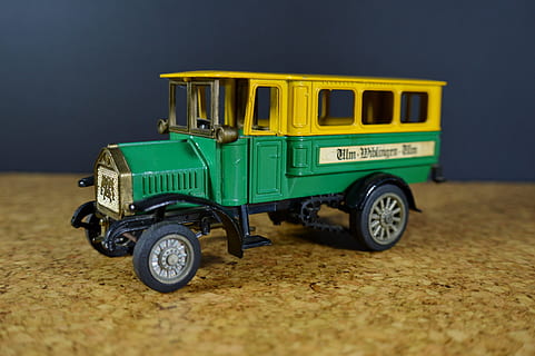 Bus, ein, Auto, Modell-, Oldtimer, Grün, Gelb, Transport, Transportart, Landfahrzeug, grüne Farbe, keine Leute, draußen, Transportmittel, Kraftfahrzeug, Stadt, Straße, Reise, Rikscha, Seitenansicht, stationär, einzelnes Objekt, Unfälle und Katastrophen, jinrikisha, Rad, 4K, CC0, gemeinfrei, lizenzfrei