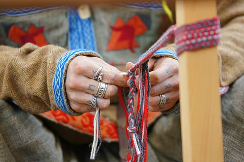 persona, fabbricazione, braccialetto di paracord, mani, tatuaggi, anelli, squillare, dito, tracciare, colori, costume, Sudtirol, tirolese, dettaglio, unghie, ornamento, dita, treccia, colorato, arte, artista, mano, mano umana, parte del corpo umano, una persona, avvicinamento, Sezione centrale, concentrarsi sulle conoscenze acquisite, adulto, gioielli, abbigliamento tradizionale, braccialetto, donne, capi di abbigliamento, giorno, detenzione, all'aperto, 4K, CC0, dominio pubblico, privo di copyright