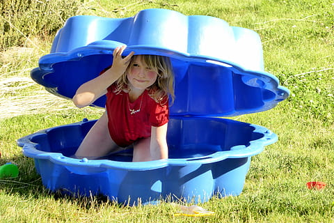 ragazza, dentro, blu, sandbox, conchiglia, giocare, nascondere, ricerca, giochi estivi, estate, giocattoli, sabbiera, bambino, prato, plastica, dispositivo di gioco, bambini, su, corsa, divertimento, infanzia, all'aperto, ragazze, piccolo, giocando, acqua, carina, ragazzi, erba, etnia caucasica, gonfiabile, allegro, felicità, gioia, giocoso, sorridente, attività di svago, una persona, giorno, lunghezza intera, pianta, natura, vista frontale, innocenza, cortile anteriore o posteriore, luce del sole, terra, capelli, 4K, CC0, dominio pubblico, privo di copyright