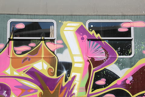 carro, db, ferrovia, graffiti, mezzi di trasporto, multicolore, nessuno, cultura artistica e intrattenimento, giorno, all'aperto, riflessione, comunicazione, trasparente, avvicinamento, testo, vetro - materiale, scelta, sceneggiatura occidentale, modo di trasporto, colore rosa, creatività, variazione, finestra, 5K, CC0, dominio pubblico, privo di copyright