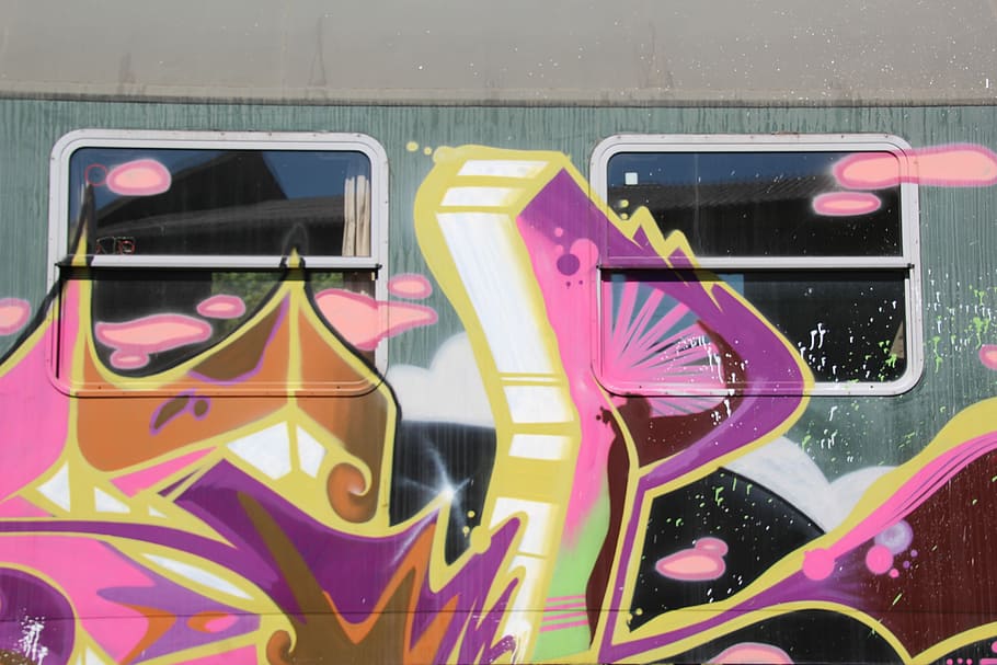 vagó, db, ferrocarril, grafitti, transport, multicolor, cap gent, cultura i entreteniment artístic, dia, a l'aire lliure, reflexió, comunicació, transparent, primer pla, text, vidre - material, elecció, guió occidental, graffiti, manera de transport, color rosa, creativitat, variació, finestra, 5K