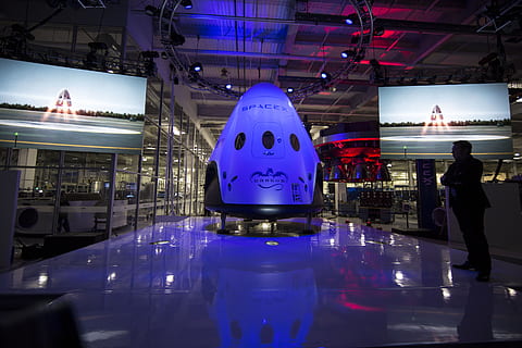 nave spațiale, SpaceX, nava spatiala, spațiu, capsulă, ştiinţă, tehnologie, explorare, iluminat, oameni adevărați, arhitectură, oameni apropiați, în interior, femei, călătorie, construită, transport, Activitatea de agrement, bărbați, stiluri de viață, permanent, oameni, reflecţie, noapte, mijloc de transport, adult, grup de oameni, vedere din spate, 2K, CC0, domeniu public, fără drepturi de autor