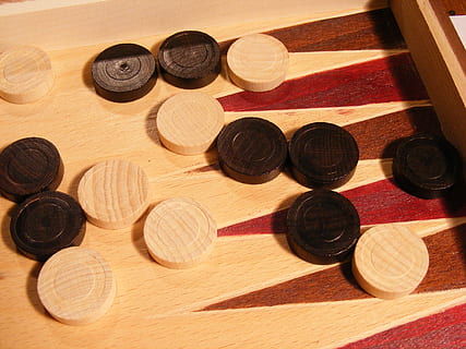 backgammon, bestyrelse, spil, strategi, bord, tabeller, sport rekreation, træ - materiale, stilleben, indendørs, ingen mennesker, stor gruppe af objekter, valg, variation, høj vinkel visning, skygge, makeup, arrangement, multi farvet, geometrisk form, beholder, form, kollektion, direkte over, cirkel, gruppe af objekter, personlige tilbehør, 2K, CC0, offentligt domæne, royaltyfrie