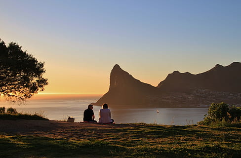 home, dona, assegut, verd, camp de gespa, mirant, muntanya, Vista de l'oceà, daurat, hores, posta de sol, humor, cel, cel de la nit, atmosfera, llum solar, llum de fons, romanç, abendstimmung, rock, muntanyes, arbre, parell, amants, silueta, estiu, anhel, mar, paisatge, pel mar, idil·li, Sud-Àfrica, descans, Ciutat del cap, la màxima unitat de chapman, paisatge costaner, Costa, piknik, capa occidental, preciosa, humà, gent, aigua, dues persones, bellesa a la natura, dones, unió, escenics - natura, homes, amor, persones reals, vista del darrere, activitat d'oci, adult, escena tranquil·la, estils de vida, parella - relació, emoció positiva, a l'aire lliure, 4K, CC0, domini públic, lliure de regalies