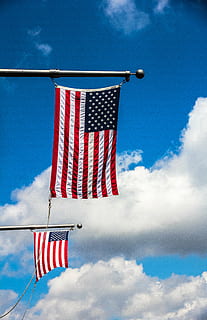 amerikanische flaggen, blauer Himmel, Wolken, Flaggen, Natur, Himmel, Vereinigte Staaten von Amerika, Flagge, amerikanische Flagge, Patriotismus, Amerikanische Kultur, vierter Juli, Blau, keine Leute, rot, Tag, wolke - himmel, Flachwinkelansicht, gestreift, hängend, Stolz, Symbol, Pole, draußen, Unabhängigkeit, nationale Ikone, 5K
