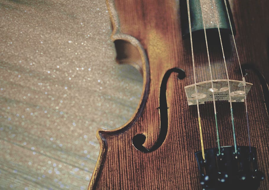 braun, Geige, fokus fotografie, Instrument, Zeichenfolge, Musik-, funkeln, Glimmer, klassisch, Musikinstrument, Musikinstrumentensaite, Holz - Material, Saiteninstrument, Kunst, Kultur und Unterhaltung, Musikausrüstung, Nahansicht, keine Leute, Gitarre, drinnen, Stillleben, Fokus auf den Vordergrund, Tabelle, akustische Gitarre, Tag, High Angle View, 5K