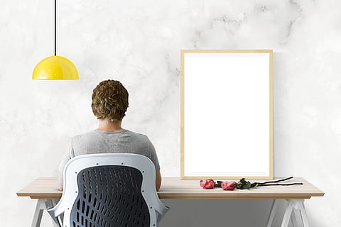 poster, brincar, parede, modelo, apresentação, mesa, retrato, decoração, estoque, cenário, interior, foto, visão traseira, dentro de casa, uma pessoa, cintura para cima, adulto, roupa casual, de pé, adulto jovem, homens, suspensão, recurso de construção de parede, estilos de vida, dia, copie o espaço, assento, criatividade, janela, contemplação, lâmpada elétrica, 5K, CC0, domínio público, royalty free