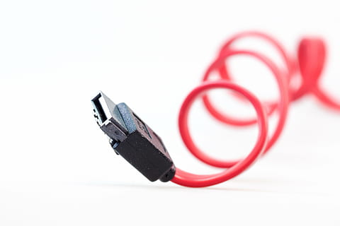 enchufe, sata, cable, computadora, s-ata, conexión, ordenador personal, hardware, edp, procesamiento de datos, línea, periphaerie, macro, rojo, negro, eso, accesorios, Datailaufnahme, equipo, tecnología, comunicación, centrarse en primer plano, cable USB, de cerca, tecnología inalámbrica, electricidad, adentro, Internet, cable de computadora, Red de computadoras, Fondo blanco, nadie, naturaleza muerta, separar, copia espacio, accesorio personal, equipo eléctrico, 4K, CC0, dominio público, libre de derechos