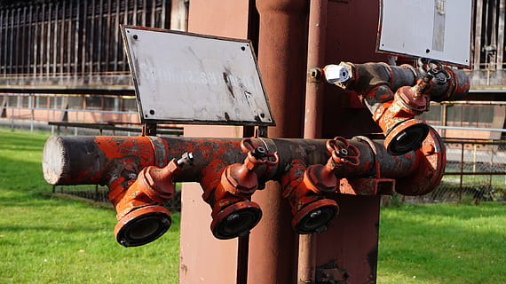 oheň, účtovat, voda, hydrant, Červené, kov, vodní hydrant, smazat, požární voda, zrezivělý, starý, spojení, ven, rozvod vody, odběr vody, požár hydrantu, požární vodovod, řízení, ochrana, trubka - trubka, průmysl, den, tráva, bezpečnostní, nikdo, bezpečnost, venku, Příroda, technologie, rezavý, obsazení, požární hydrant, trubka, ventil, architektura, strojní ventil, 5K, CC0, veřejná doména, bez autorských práv