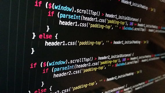 tourné, moniteur, montrant, langage de programmation informatique, La technologie, ordinateur, noir, code, la communication, texte, à l'intérieur, personne, fermer, illuminé, journée, Les données, moniteur d'ordinateur, équipement informatique, logiciel, écran, écriture occidentale, codage, affaires, multi couleur, l'Internet, nombre, rouge, écran de l'appareil, Langage informatique, lien, message, 4K, CC0, domaine public, libre de droits