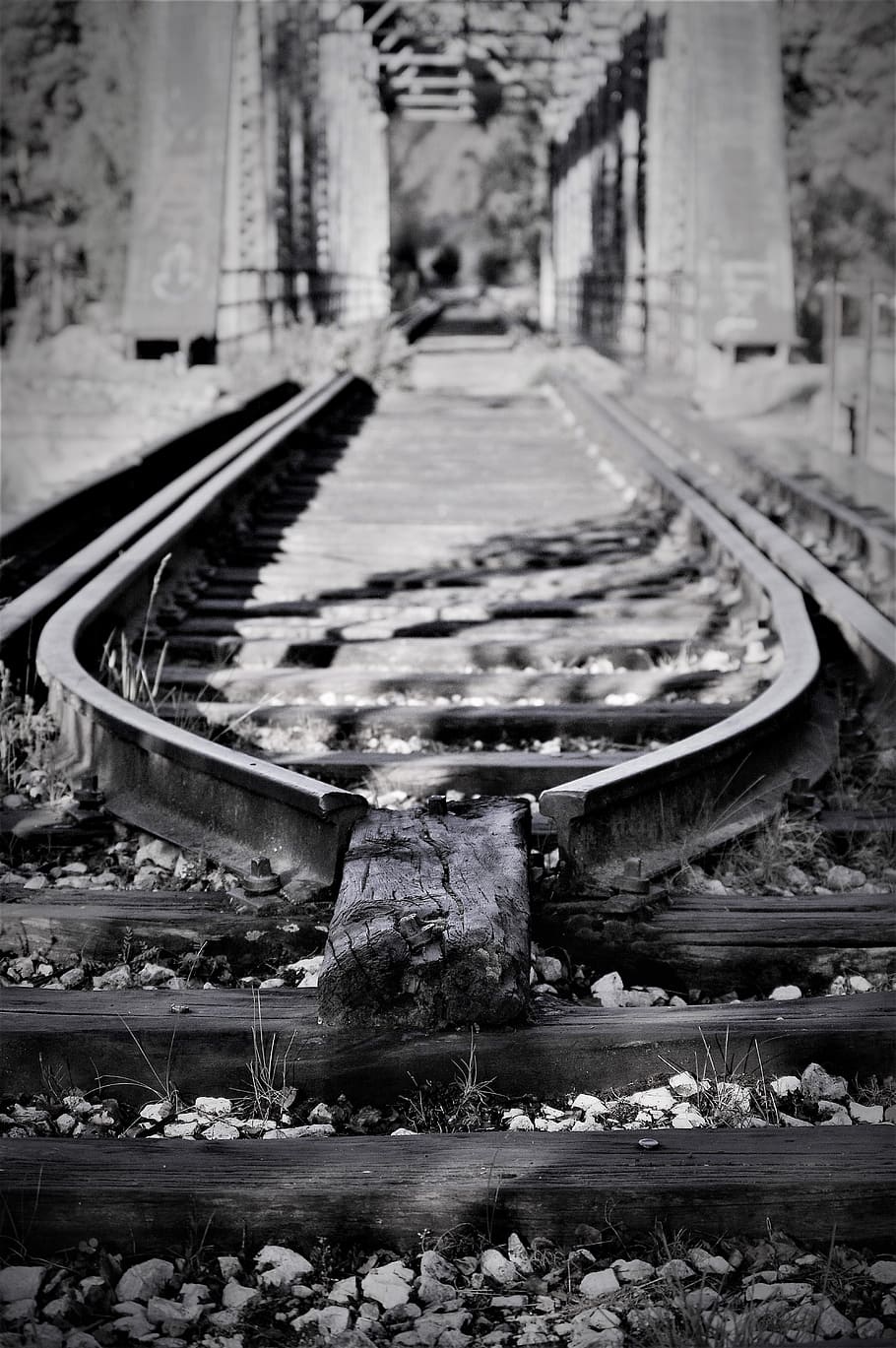 camins, tren, trens, vias, rail, carril, baranes, locomotora, transport, ferrocarril, vell, ferro, rovellat, òxid, fusta, transport per ferrocarril, pista, vies del ferrocarril, arquitectura, cap gent, dia, planta, naturalesa, estructura construïda, manera de transport, a l'aire lliure, centrar-se en primer pla, metall, exterior de l'edifici, connexió, abandonat, perspectiva decreixent, obsoleta, 5K
