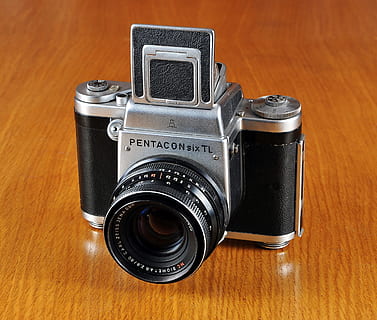 camera, old camera, pentacon six, pentacon, photo, photographic equipment, lens, foto, monument, photography themes, camera - photographic equipment, lens - optical instrument, technology, table, indoors, no people, close-up, retro styled, black color, wood - material, still life, single object, lens - eye, slr camera, antique, brown, digital camera, 2K, CC0, public domain, royalty free