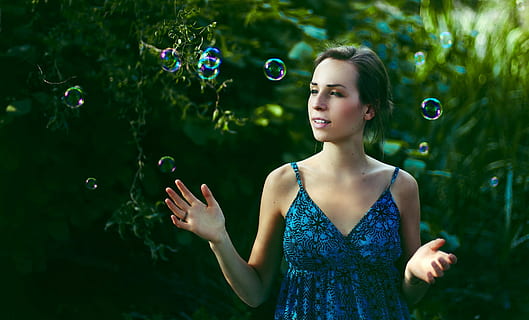 selectiu, fotografia, dona, blau, vestit, dona de color blau, vestit blau, dones, gent, una persona, femelles, bombolla, ètnia caucàsica, naturalesa, a l'aire lliure, color verd, adult jove, bonic, estiu, bellesa, adult, bufat, somrient, alegre, diversió, imatge en color, felicitat, una sola dona, vista frontal, només dones, persones reals, activitat d'oci, estils de vida, centrar-se en primer pla, a l'aire, planta, dones joves, dia, roba casual, cintura cap amunt, moda, dona guapa, pentinat, 1080P, CC0, domini públic, lliure de regalies