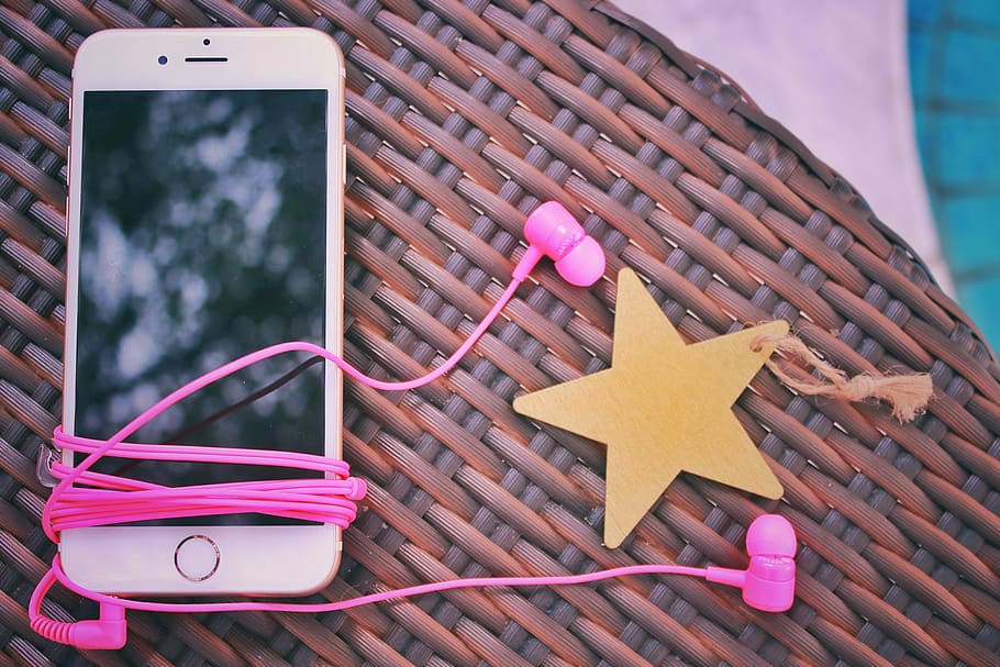rosa, iphone d'or 6, auriculars, marró, taula de vímet, or rosa, iphone 6, taula, telèfon, telèfon intel·ligent, telèfon mòbil, tecnologia, color rosa, a l'aire lliure, cap gent, dia, primer pla, centrar-se en primer pla, natura morta, material de fusta, multicolor, forma, arquitectura, patró, estructura construïda, vista d’angle alt, metall, gran grup d'objectes, pinça de roba, 1080P