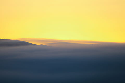foto de ojo de pájaro, nubes, gris, amarillo, pintura, puesta de sol, naranja, cielo, naturaleza, scenics, belleza en la naturaleza, escena tranquila, tranquilidad, cielo dramático, al aire libre, paisajes - naturaleza, nube - cielo, ambiente, copia espacio, color naranja, paisaje de nubes, idílico, nadie, Dom, luz del sol, montaña, encima, brillante, 5K, CC0, dominio público, libre de derechos