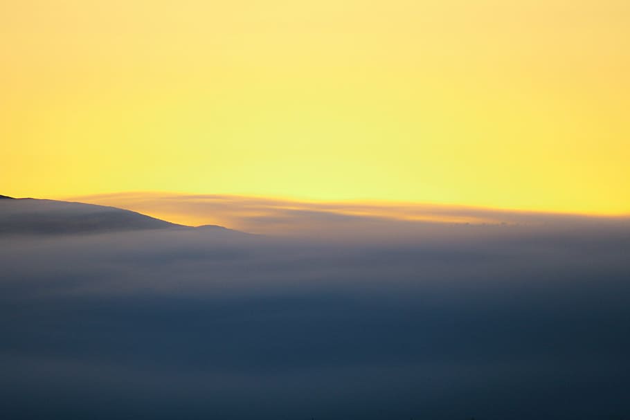 foto de la vista d’ocells, núvols, gris, groc, pintura, posta de sol, taronja, cel, naturalesa, escenics, bellesa a la natura, escena tranquil·la, tranquil·litat, cel dramàtic, a l'aire lliure, escenics - natura, núvol - cel, medi ambient, còpia espai, color taronja, cloudscape, idíl·lic, cap gent, sol, llum solar, muntanya, a dalt, brillant, 5K